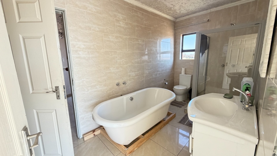 5 Bedroom Property for Sale in Grimbeeck Park North West